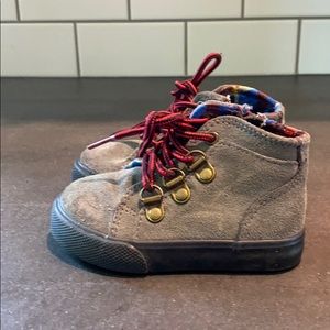 Boys shoes